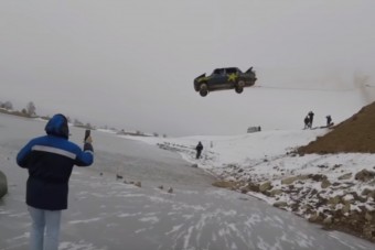 Lángoló Ladával ugrattak a befagyott tóba, és nem bábu ült a volán mögött