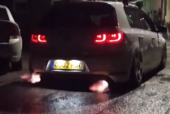 Hallgass és nézz istentelenül csattogó és lángoló Golfokat