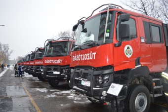 Új vízszállítókat és e-Golfokat kapott a Katasztrófavédelem