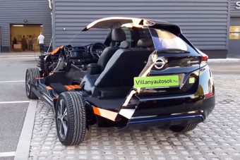 Kettévágtak egy villanyautót magyar szerelők