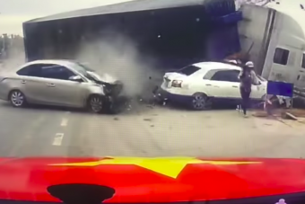 Gyermekkel a karjában az életéért futott a vietnámi nő