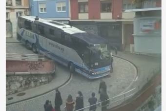 Félelmetes és zseniális amit ez a buszsofőr művel