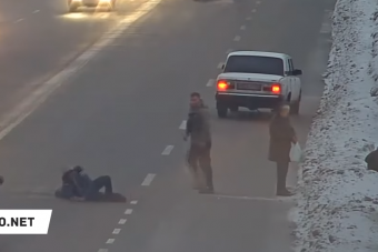 Ilyet se láttunk még, leütötte a dühös autós a szabálytalan gyalogosokat