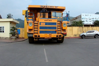 Félelmetes, ahogy az orosz óriás bányadömper cammog a vietnami utakon