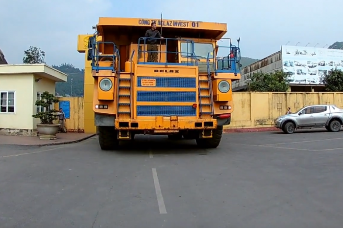 Félelmetes, ahogy az orosz óriás bányadömper cammog a vietnami utakon