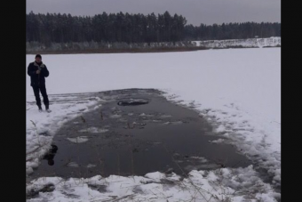 Driftelni ment a jégre Subaruval, a végét magad is kitalálod