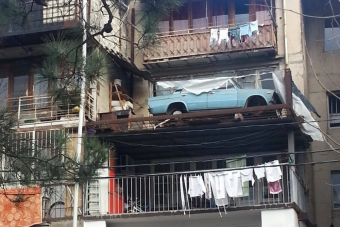 27 évig állt kerekek nélkül a harmadik emeleten egy Lada, most szedték le