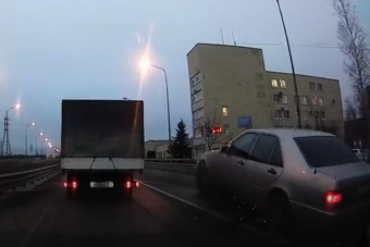 A padka büntette kegyetlenül a jobbról előzőt