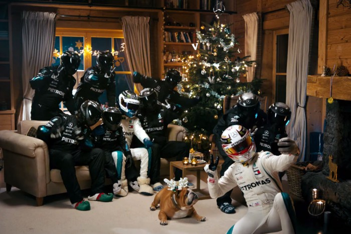 Karácsonyi fotóban is a Mercedes a legjobb – videó