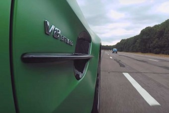 Egyszemélyes villanyautó gyorsulta le a Mercedes 577 lovas fenevadját