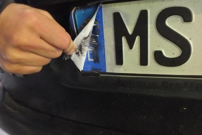 Szánalmas rendszámcsalót fogtak a magyar zsaruk