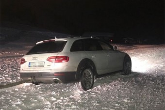 Autóval hajtott sípályára két magyar Ausztriában