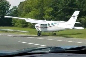 Repülő landolt az autópályán, meglepőt húzott a pilóta
