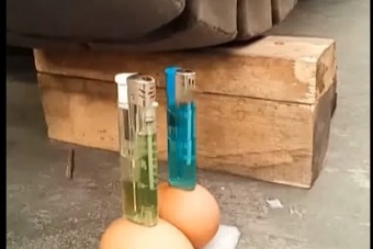 Mit művel ez a targoncás? Hú, de profi!