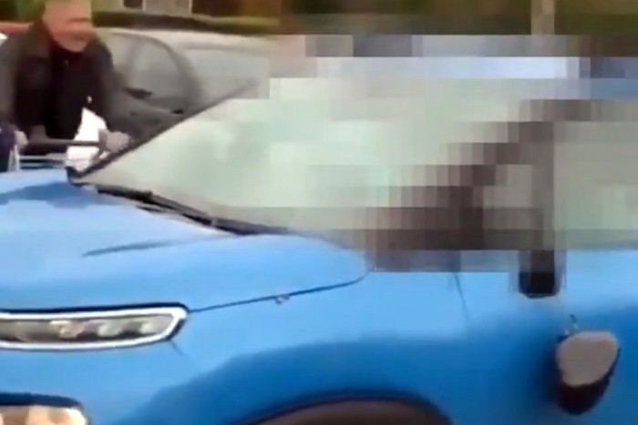 Dühös vásárlók törték össze a bolti tolvaj autóját