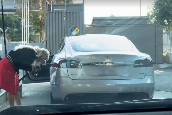 Sikítva röhögtek a srácok, amikor beállt a benzinkútra a nő egy Teslával