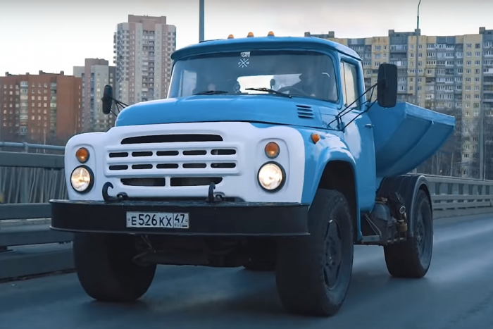 Ez a ZiL a Porschét és a BMW-t is legyorsulja