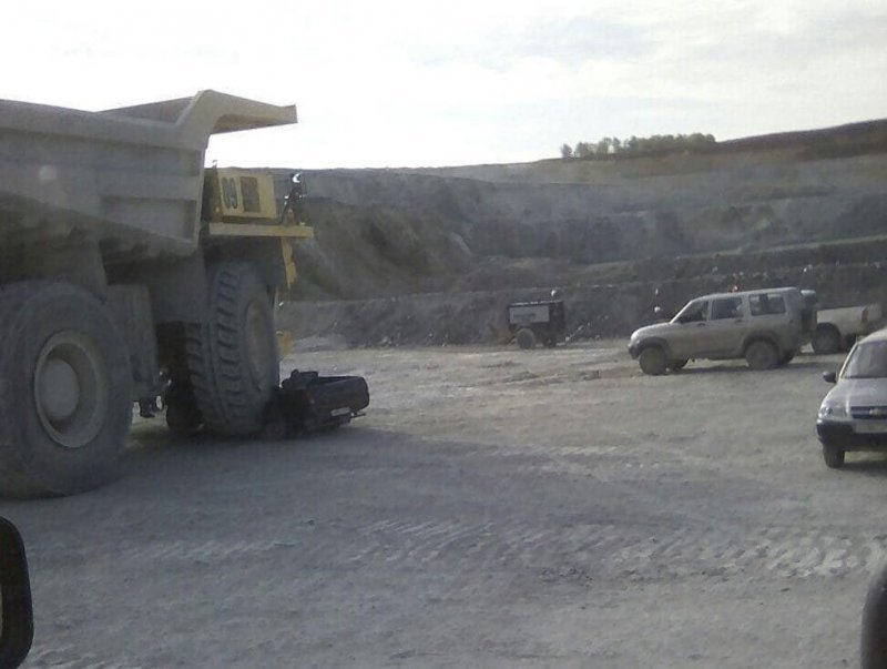 Egy ekkora bányagép úgy lapít palacsintává, hogy észre sem vesz 3