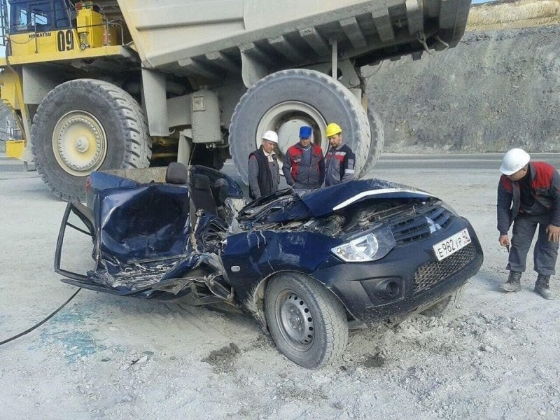 Egy ekkora bányagép úgy lapít palacsintává, hogy észre sem vesz 2