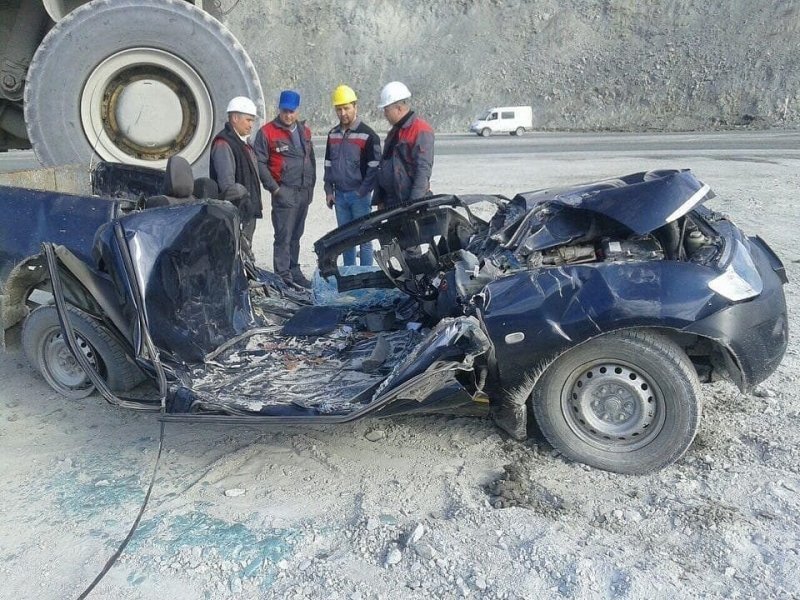 Egy ekkora bányagép úgy lapít palacsintává, hogy észre sem vesz 1