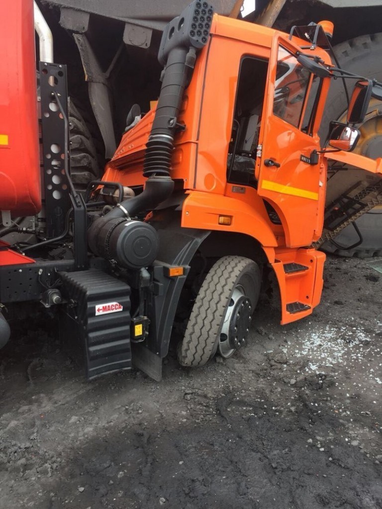 Egy ekkora bányagép úgy lapít palacsintává, hogy észre sem vesz 4