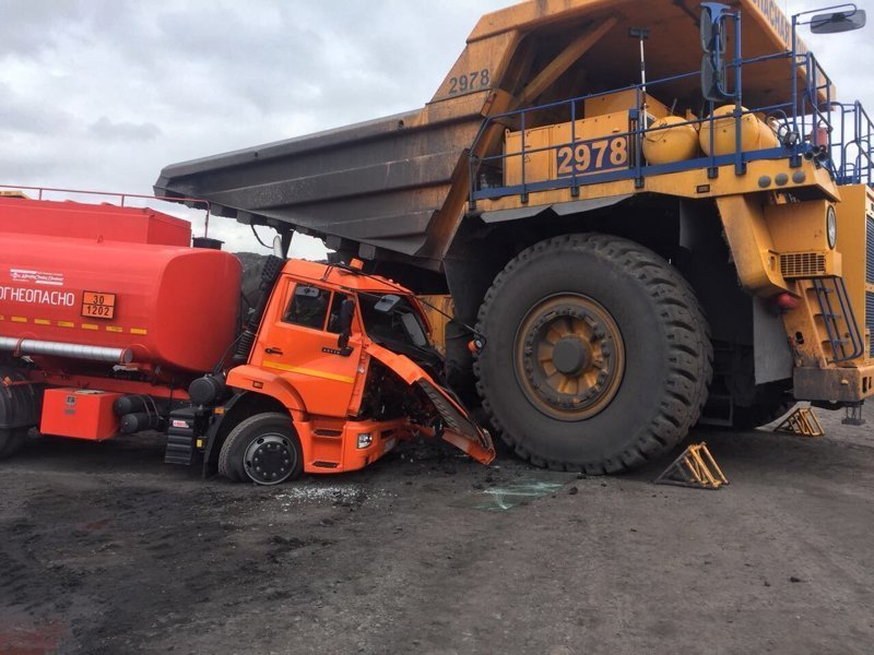 Egy ekkora bányagép úgy lapít palacsintává, hogy észre sem vesz 5