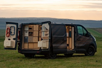 Villanyautó-akkuk dolgoznak ebben az átépített furgonban