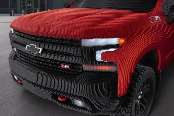Életnagyságú kisteherautót építettek LEGO-ból