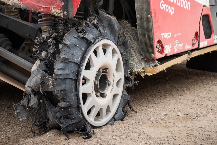 A nap képe: így néz ki egy defekt a sivatagban 6 | Vezess A nap képe: így néz ki egy defekt a sivatagban 6