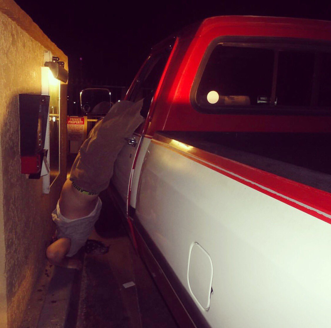 Ennek a férfinak egy autóból fejjel lefelé kilógva ért véget a szilveszteri buli 1