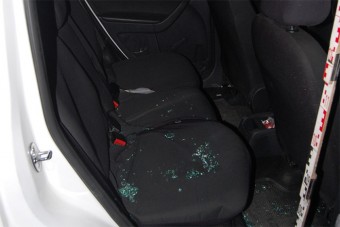 Akkora hisztit nyomott egy pár egy rendőrautó hátsó ülésén, hogy összesen 13 bűncselekménnyel vádolták meg őket