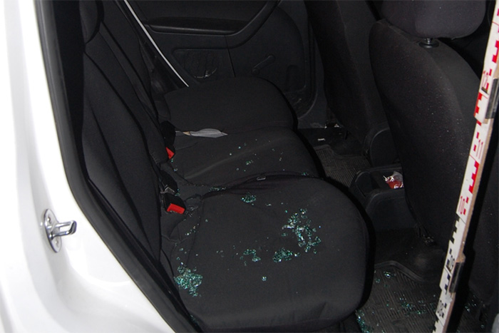 Akkora hisztit nyomott egy pár egy rendőrautó hátsó ülésén, hogy összesen 13 bűncselekménnyel vádolták meg őket