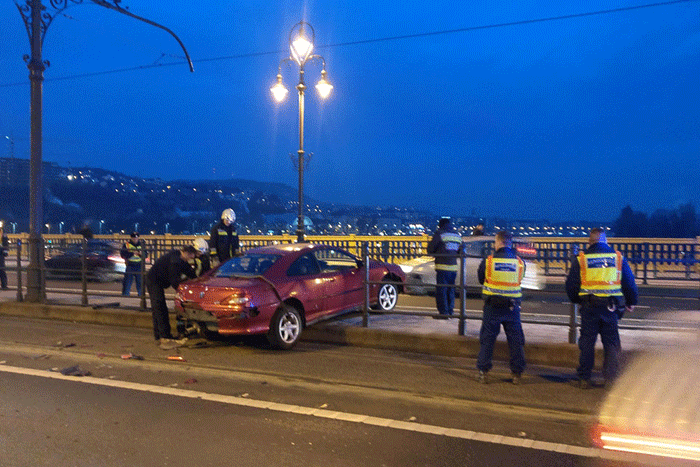 Keresztbe állt egy autó a síneken a Margit hídon