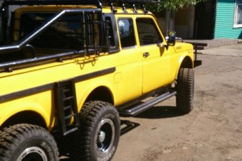 Nézd csak, mennyi kereke van ennek a platós Lada Nivának!