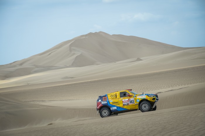 Loeb szakaszt nyert, Szalayék a 30. helyen a Dakaron 1