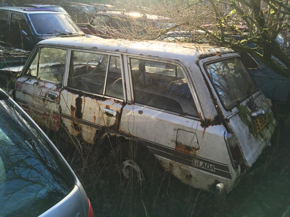 Rengeteg Lada rohad egy angliai birtokon 2