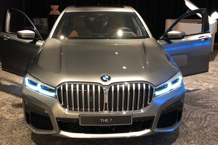 Irdatlan nagy vesékkel jön a frissebb 7-es BMW 3