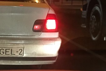 Itt egy angyali magyar egyedi rendszám