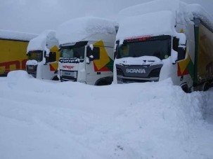 Videón a hatalmas hóval nagy csatát vívó kamionosok