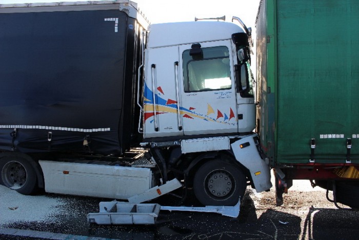Nem tartotta be a követési távolságot, azonnal elvették a kamionos jogsiját