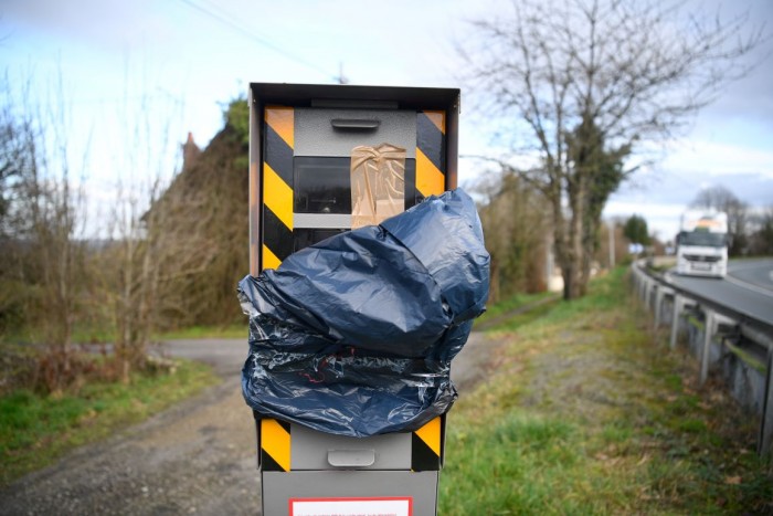 Szétverik a fix traffipaxokat a tüntetők