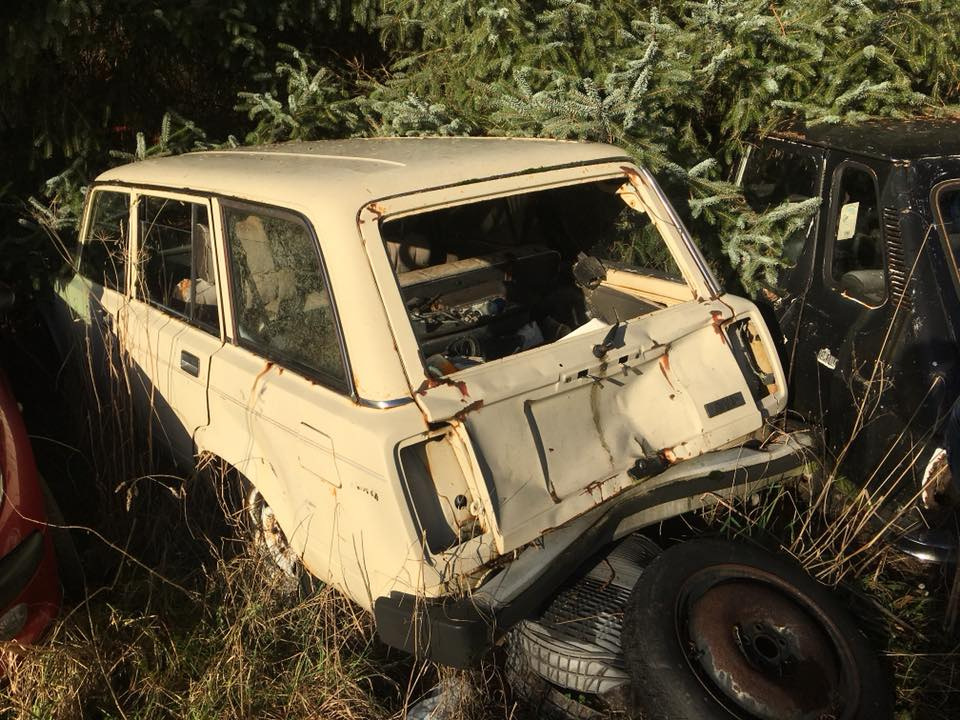 Rengeteg Lada rohad egy angliai birtokon 6