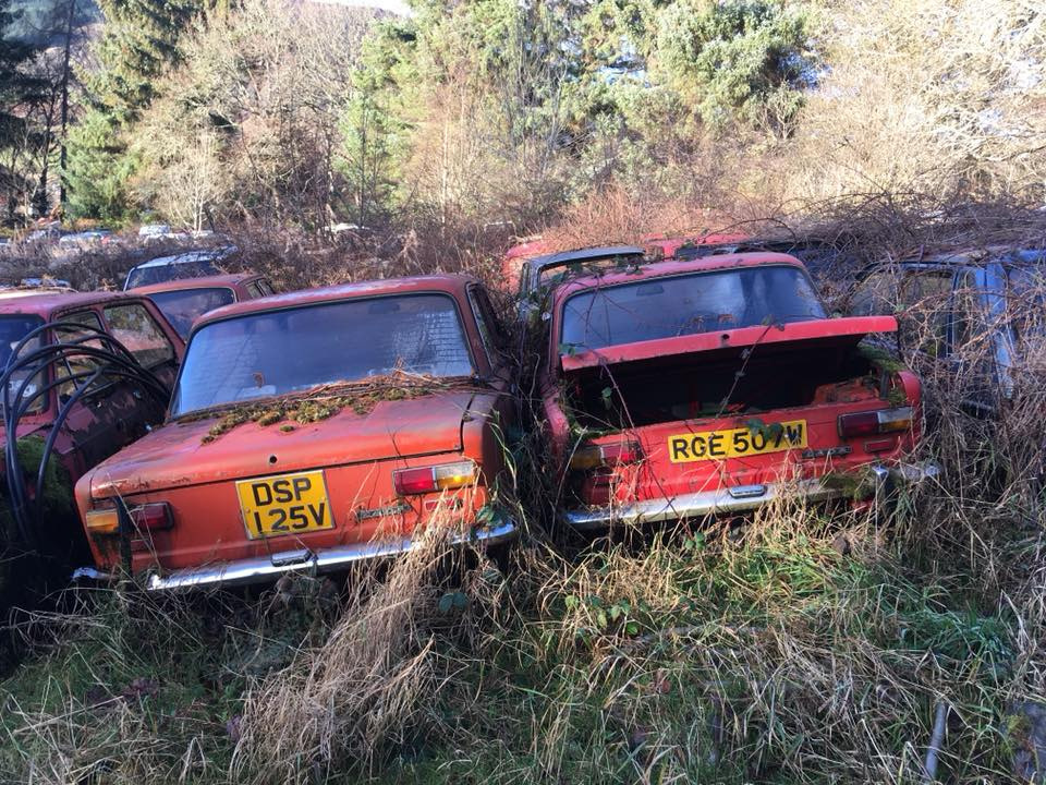 Rengeteg Lada rohad egy angliai birtokon 1