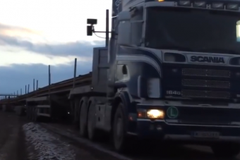 Így szállítanak az oroszok százméteres vasúti síneket kamionnal