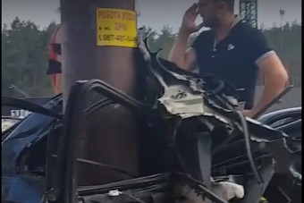 Lehetetlent élt túl egy autós, videón a baleset, a BMW kettészakadt