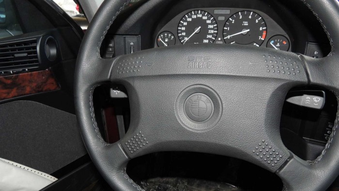 25 éve porosodó, sosem használt BMW-ket fedeztek fel Bulgáriában 3