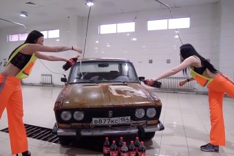 Ne szépítsük, itt lányok locsolnak kólát egy Ladára