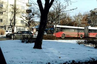 Hihetetlen, de egy Audi húzta el a trolit Budapesten