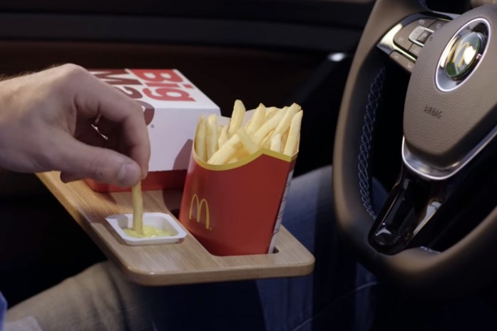 Ha szeretsz a kocsiban kajálni, akkor ez a villanyos Golf neked készült