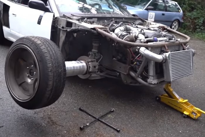 Indokolatlan mennyiségű nyomtávszélesítőt pakolnak fel erre a Nissanra